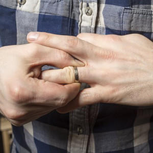 Снятие кольца с пальца